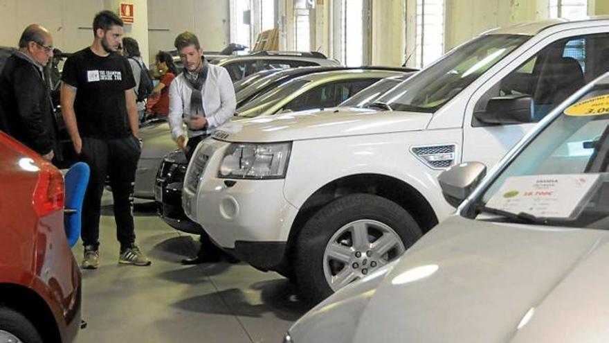 Vehicles en exposició a la fira d&#039;ocasió del Palau Firal de Manresa