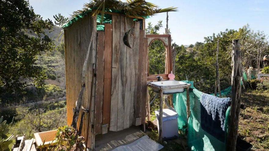 El &#039;baño ecológico&#039; que &quot;disfrutan&quot; los huéspedes de la habitación que comercializa Belinda.