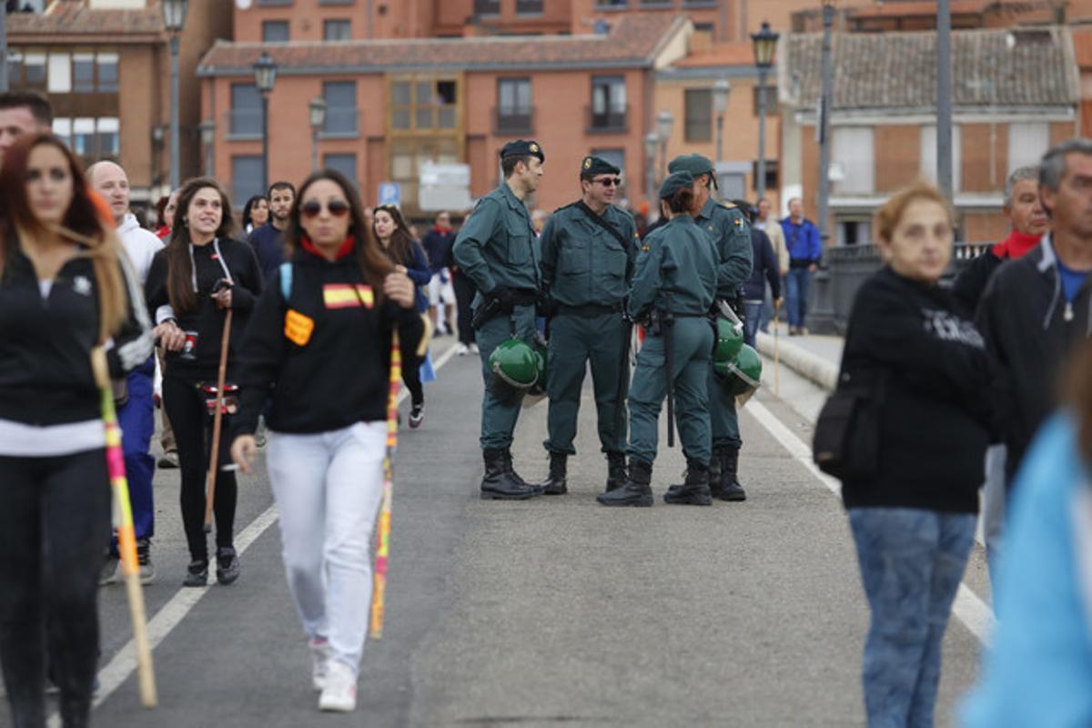 La Guardia Civil, a diferencia de otros años, no ha procedido al  desalojo de los anti-taurinos que protestaban.