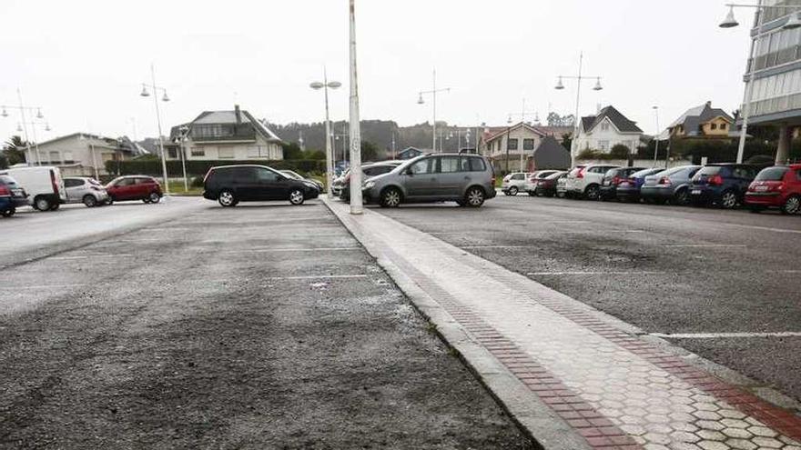 Un bache de gran tamaño en una zona de aparcamiento de la calle Pablo Laloux.