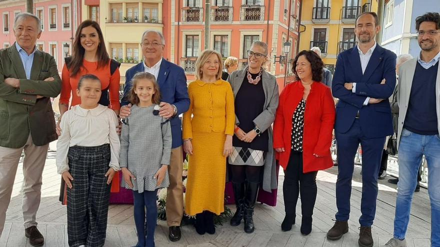 Por la izquierda, Patterson, Ana Francisco, Alfonso Jaquete, Amparo Antuña, la viceconsejera Lara Martínez, María Luisa Fonseca, Juan García y Eduardo Pérez (Asincar), con las niñas Nerea Llorián y Lucía Fonseca. | L. P.