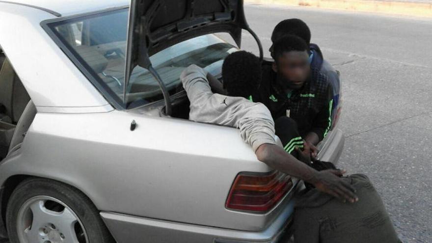Inmigrantes en el maletero de un coche en Melilla.