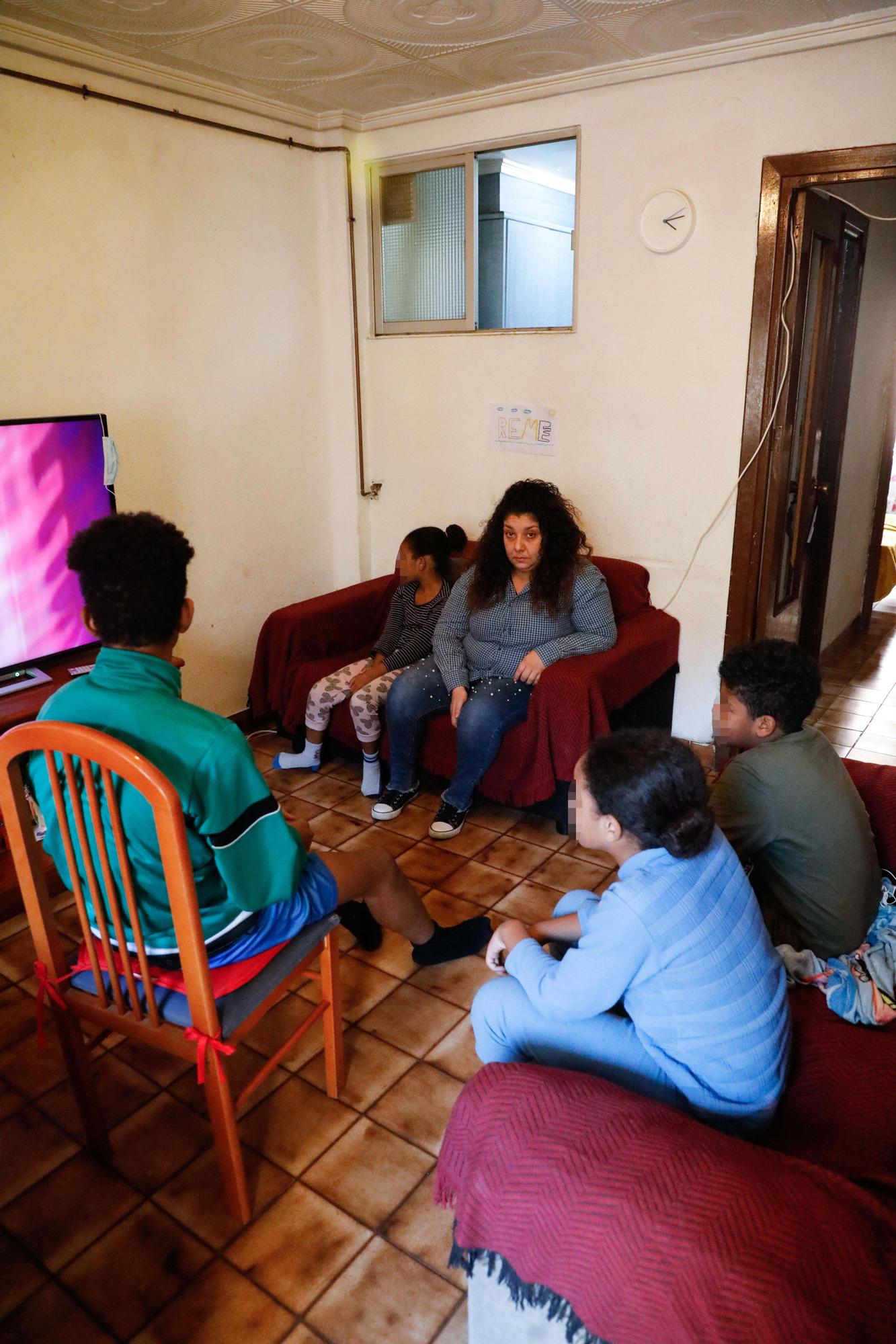 Sole y sus cuatro hijos, amenazados por un desahucio con fecha abierta