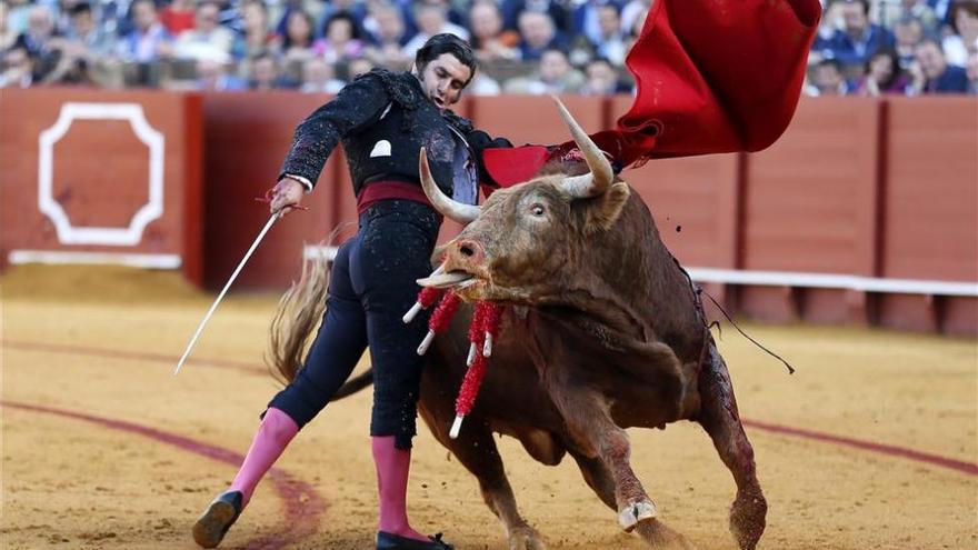 La terna, sin trofeos, por encima de una deslucida corrida en la Maestranza