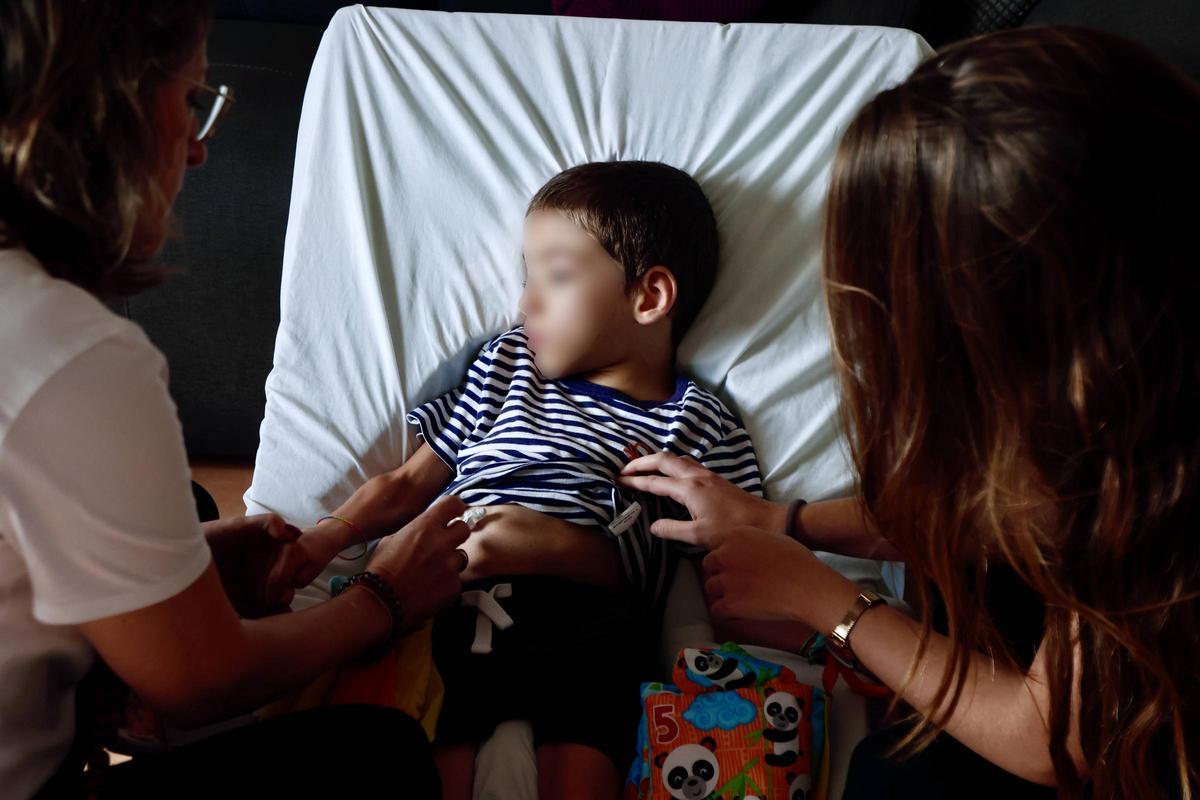 Hortensia y Patricia hacen un reconocimiento a Rubén en su visita al domicilio.