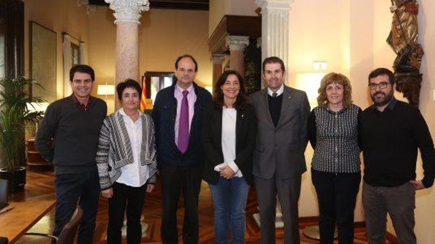 Alcaldes i representants de la Diputació després de la reunió d&#039;ahir