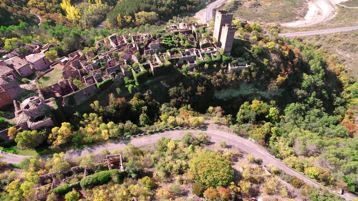 Vista aérea de Ruesta, con los muros de sus casas consolidados.