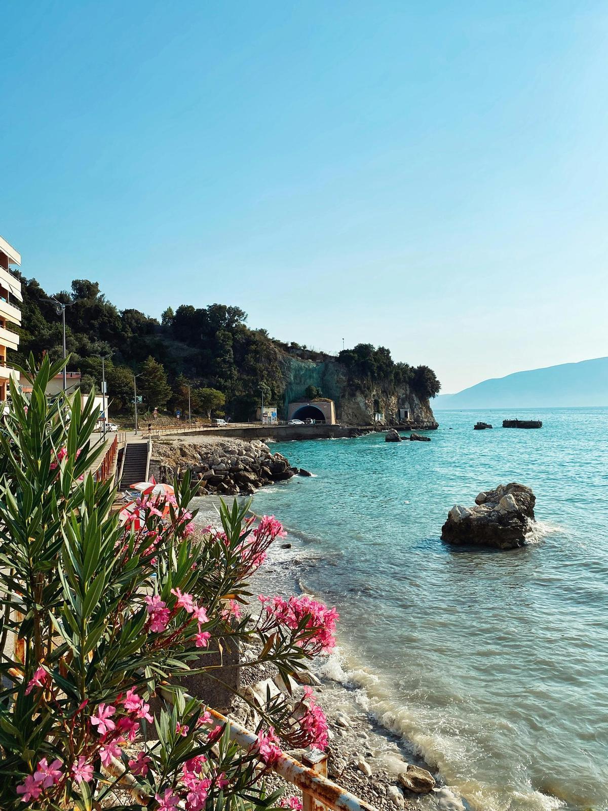 Albania compagina playas de agua turquesa con lugares de interés