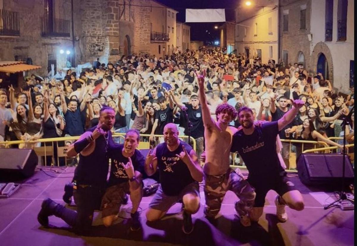 La Patera &amp; So Payaso rindió tributo a Extremoduro y Marea. | SERVICIO ESPECIAL