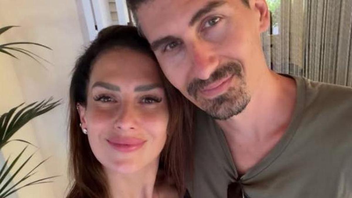 Hilaria Baldwin y su hermano.