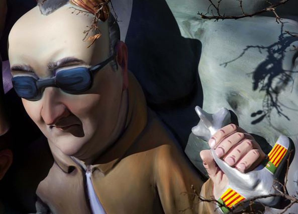 El ninot de l’expresident de la Diputació de Castelló Carlos Fabra sostenint un avió.