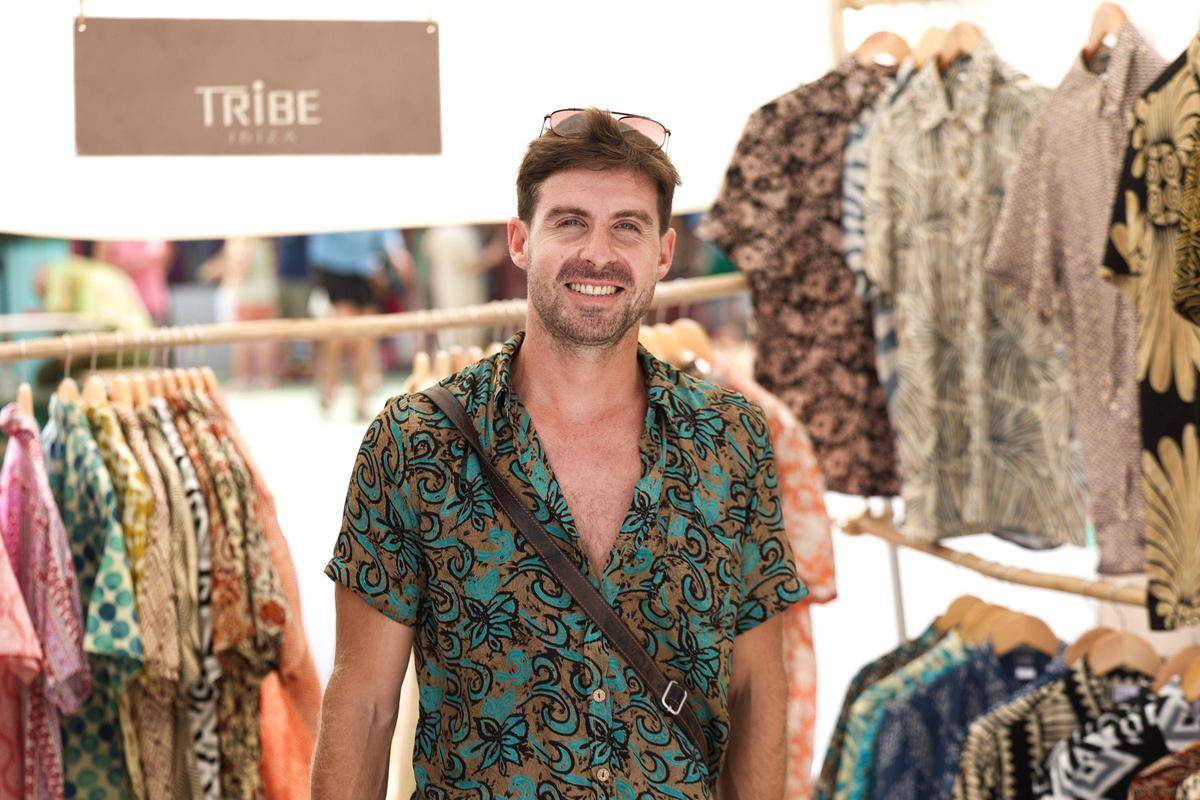 El emblemático mercadillo hippie de Punta Arabí, en imágenes