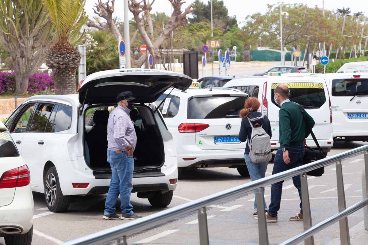 Turistas con cuentagotas en el aeropuerto de Ibiza