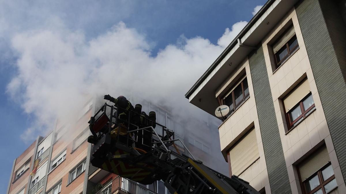 El cortocircuito de una lámpara provoca un incendio en un piso de Zarracina que genera la alarma por las llamas y el humo