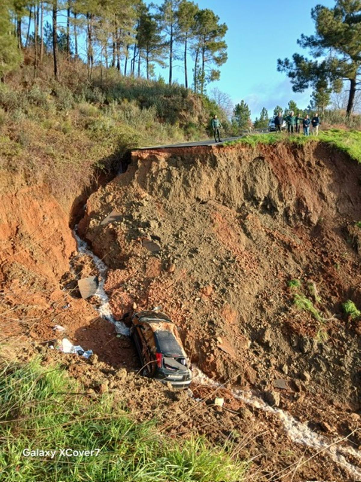 Fotogalería | Un gran socavón corta al tráfico la carretera CC-428 de Berzocana a Logrosán Fotogalería | Un gran socavón corta al tráfico la carretera CC-428 de Berzocana a Logrosán
