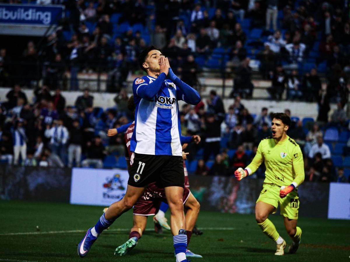 Unai Ropero se lamenta de una ocasión fallada en la delantera del Hércules.