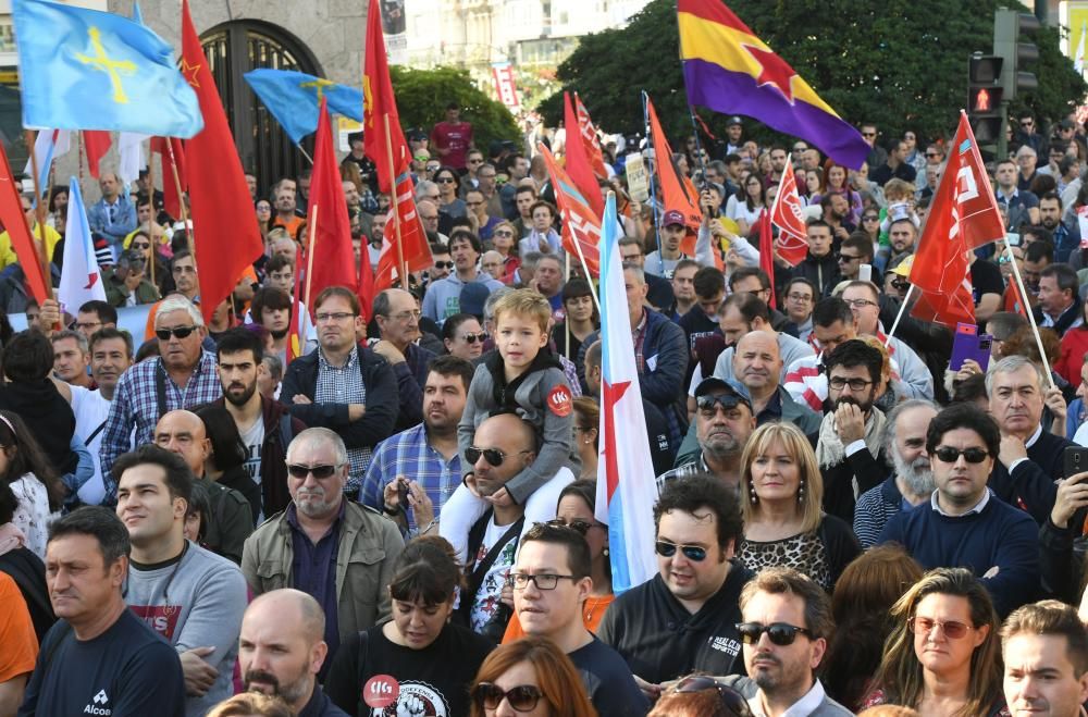 La concentración cuenta con una participación masiva - Entre los asistentes, trabajadores de la planta en Avilés y miembros de la Corporación.