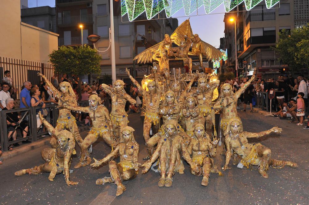 Miles de personas vibran en las calles con la Entrada Mora de Elche