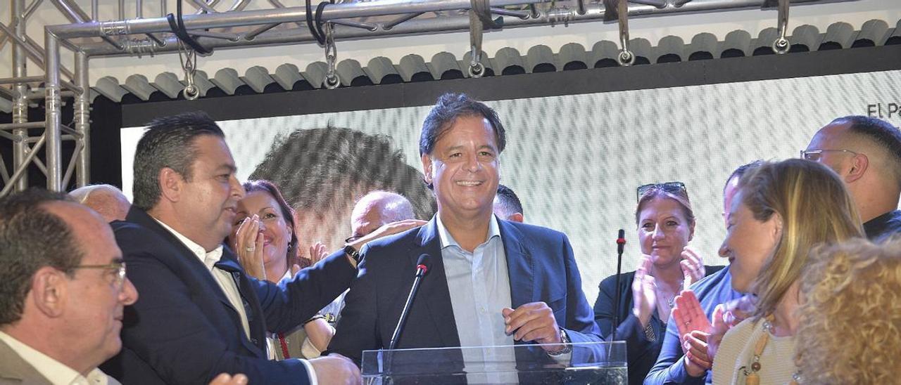 Francis González (centro) durante la presentación de su candidatura municipal para el 28M.