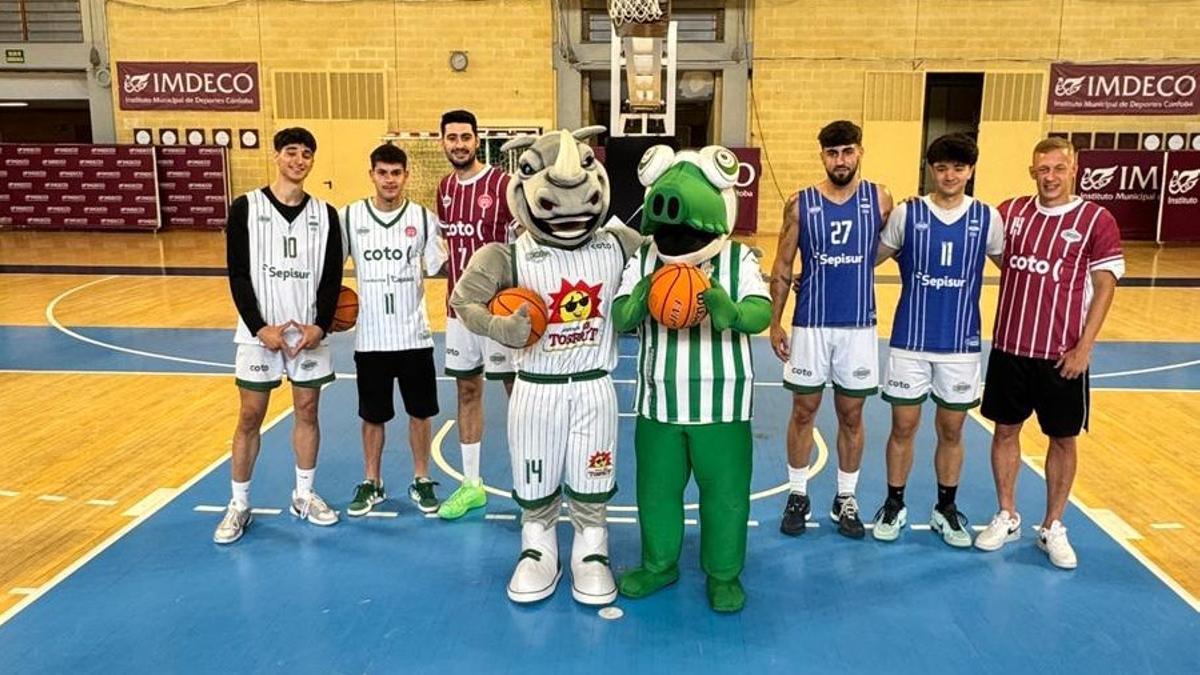 Varios jugadores del Coto Córdoba y del Córdoba CF durante la tarde de este viernes en Vista Alegre.