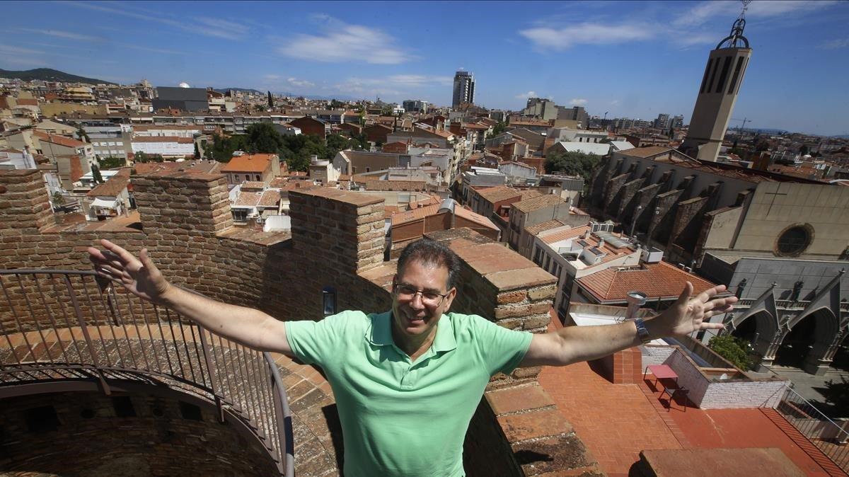 Santi Rius, en lo alto de la Torre del Palau, símbolo de Terrassa.