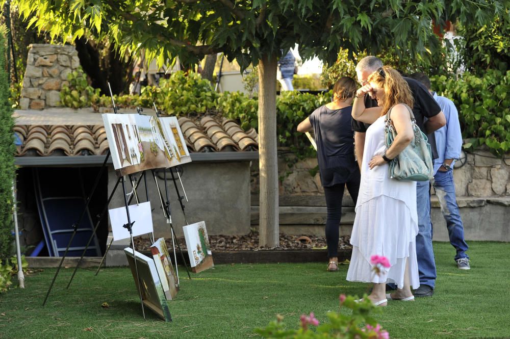 Mostra d'artistes novells al jardí de la família F