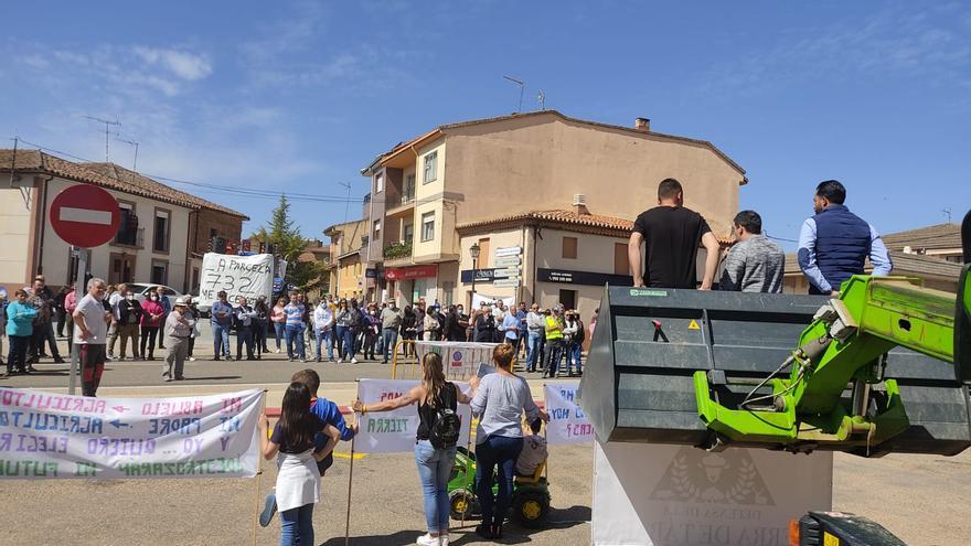 Manifestación en Tábara contra las solares: &quot;¿Qué vamos a comer?&quot;