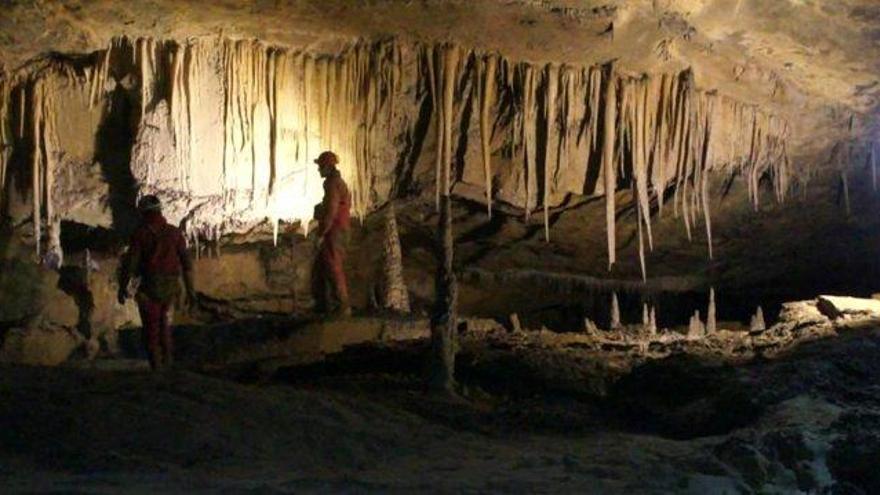 La cueva donde están las tres espeleólogas suma 35 kilómetros de galerías de &quot;difícil recorrido&quot;