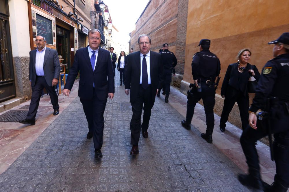 Diversos momentos del Pleno de las Cortes en León