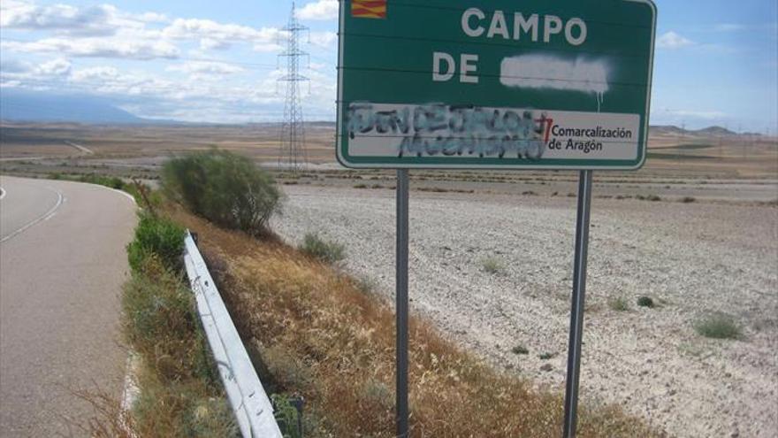 La señalización situada en el paisaje de La Ruta de la Garnacha, a revisión