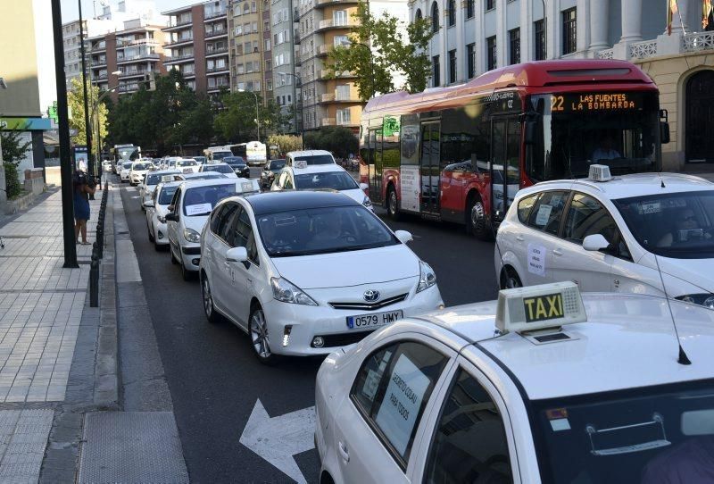 Las mejor imágenes de la jornada de movilización del taxi en Zaragoza