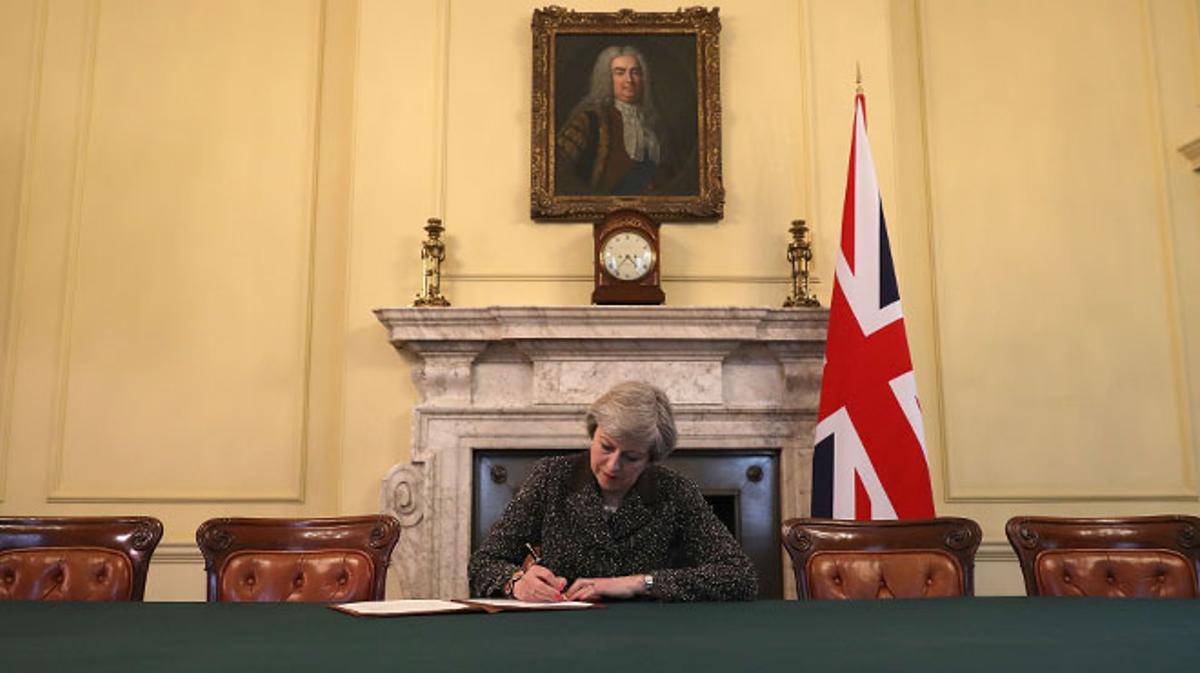 Theresa May notifica por carta a la UE el inicio del Brexit.