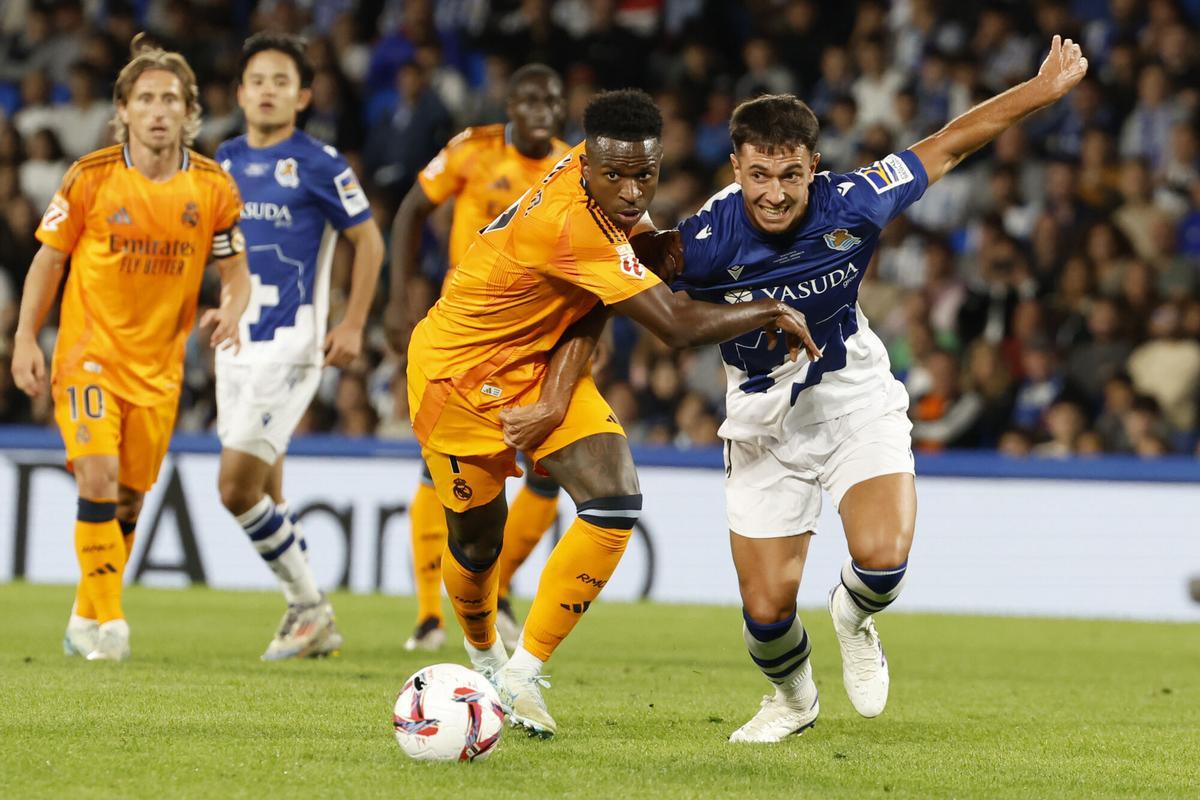 Zubimendi y Vinicius, en el partido de Liga entre la Real Sociedad y el Real Madrid