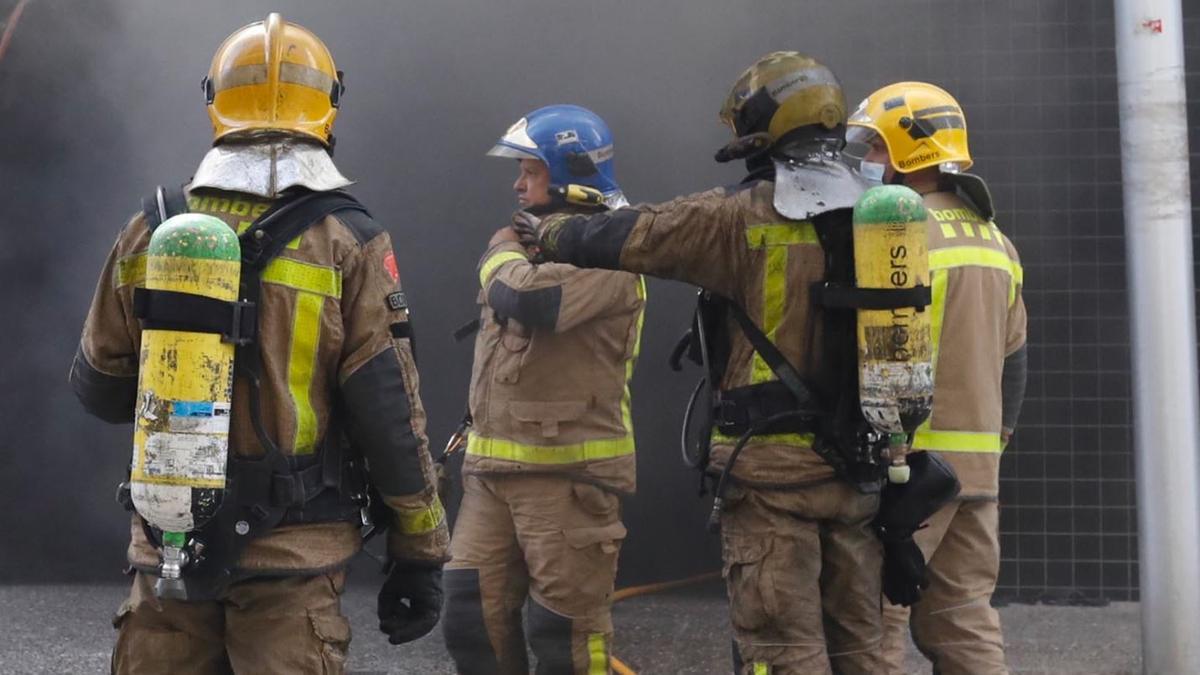 Efectius dels bombers treballant en l'extinció d'un incendi (Arxiu)