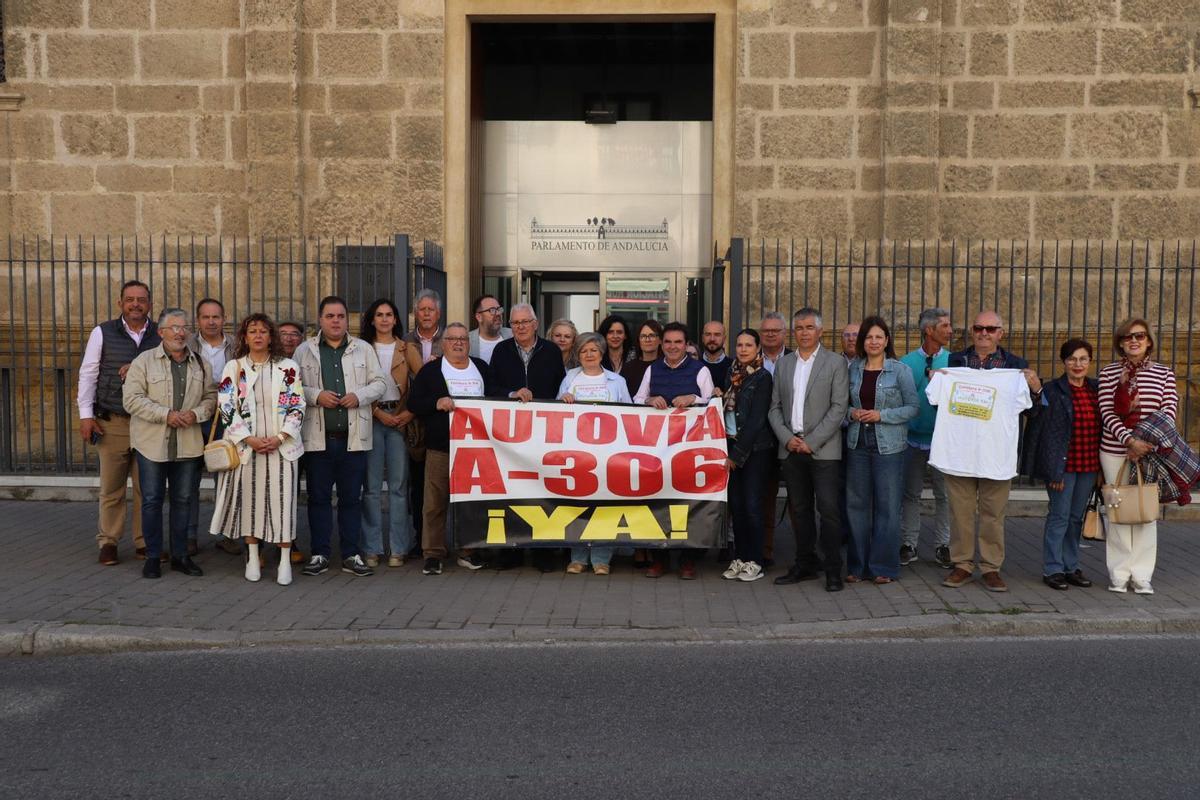 Participantes en la entrega de firmas en el Parlamento andaluz.