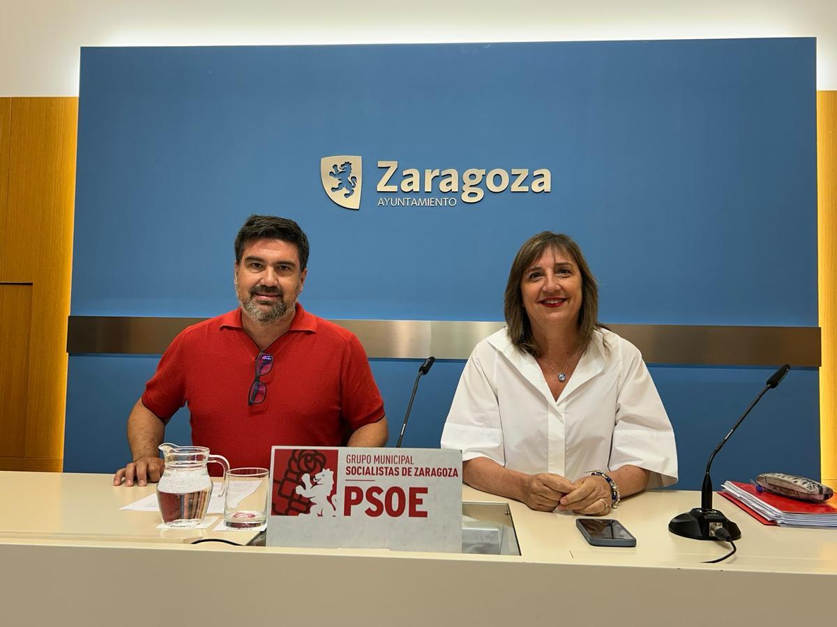 Horacio Royo y Lola Ranera (PSOE), este martes en el Ayuntamiento de Zaragoza.