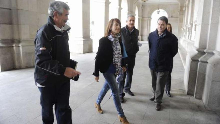 Vecinos del parque ofimático entran en el Ayuntamiento para reunirse con Fernández Prado. / fran martínez