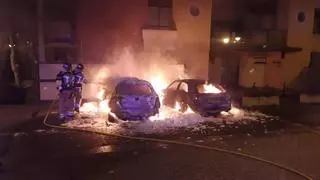 Susto en Oleiros: Dos coches arden de madrugada en Santa Cristina