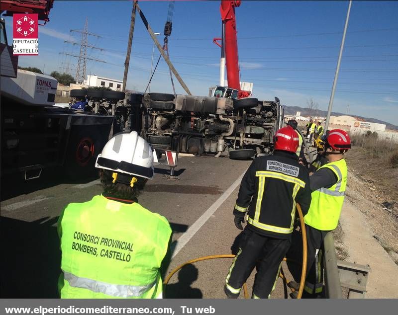 GALERÍA DE FOTOS - Vuelca un camión en la N-340 en Vila-real