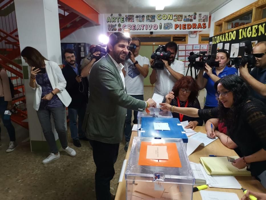 Candidatos ejerciendo su derecho al voto en estas elecciones autonómicas, municipales y europeas