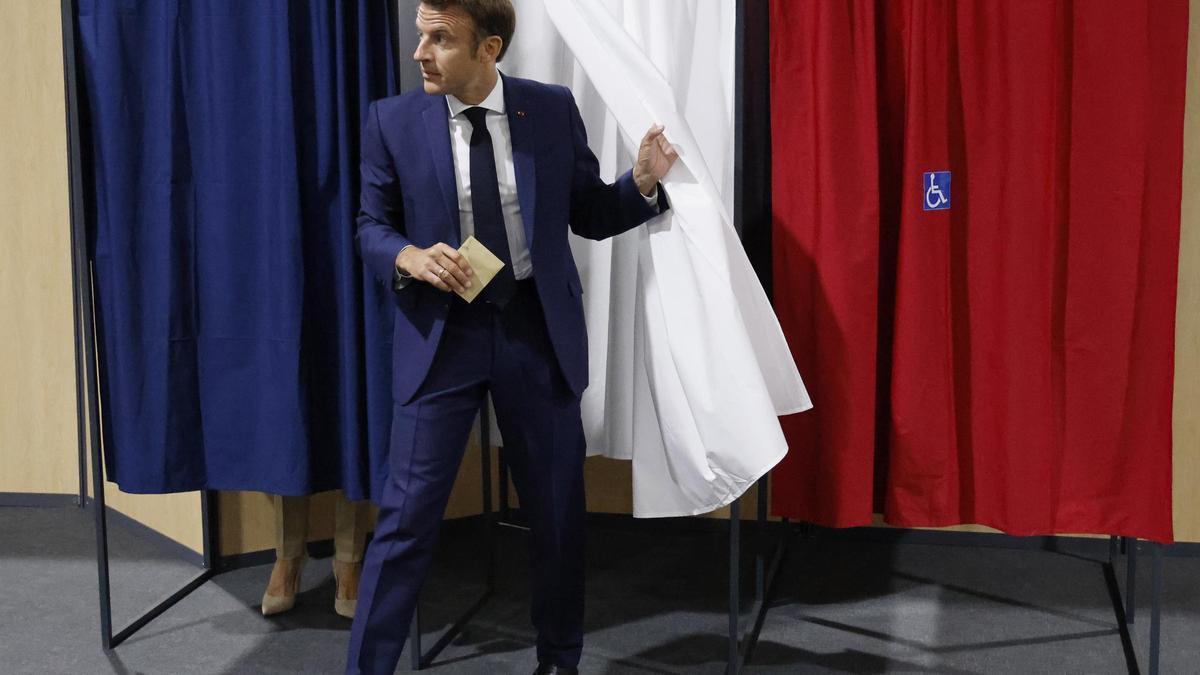 El presidente frances Macron votando en las elecciones de 2022.