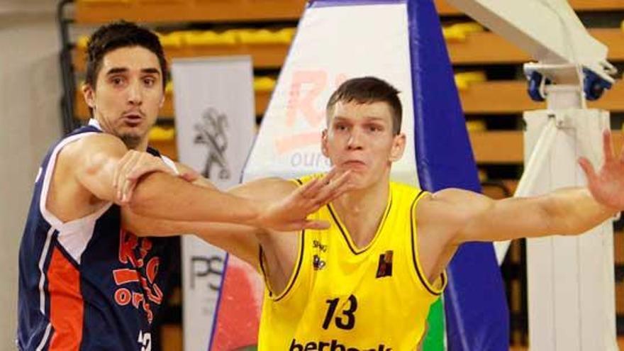 Rolandas Jakstas (13), con Muratovic del COB en un partido en Ourense.