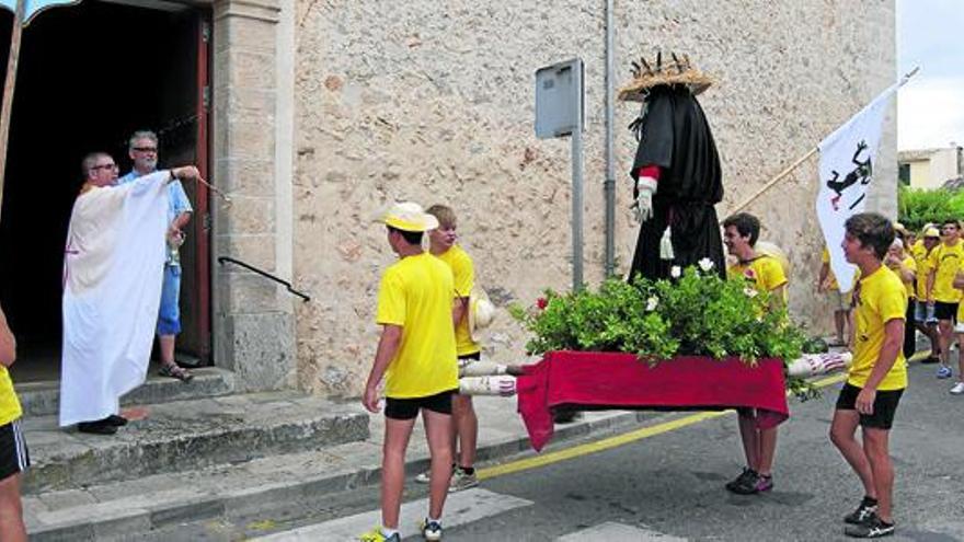 Los jóvenes estrenan el trono y la ´imagen´ de ´Sant Garroví´