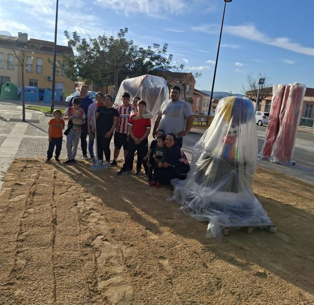 Algunos de los falleros de la nueva comisión, este jueves, al iniciar los trabajos de la "plantà".