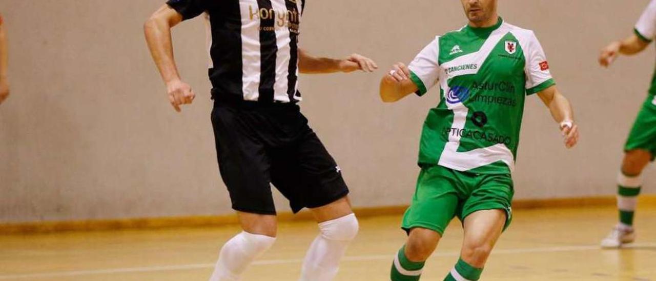 Un jugador de El Mallu conduce el balón.