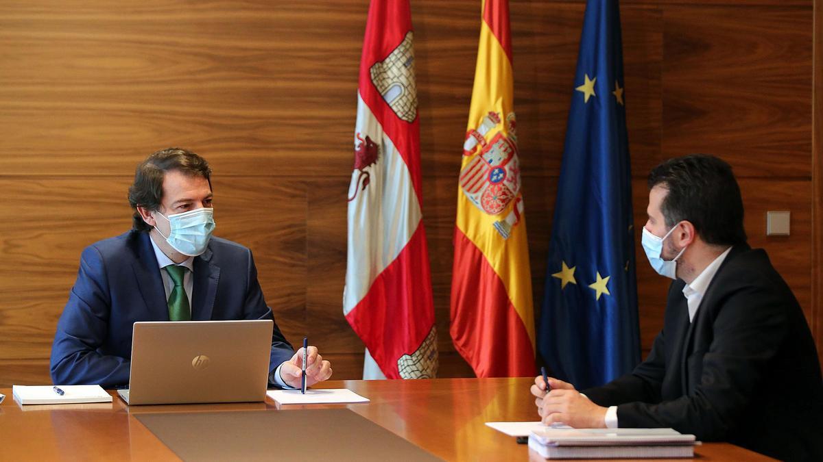 El presidente, Fernández Mañueco, reunido con el líder del PSOE, Luis Tudanca en una imagen de archivo.