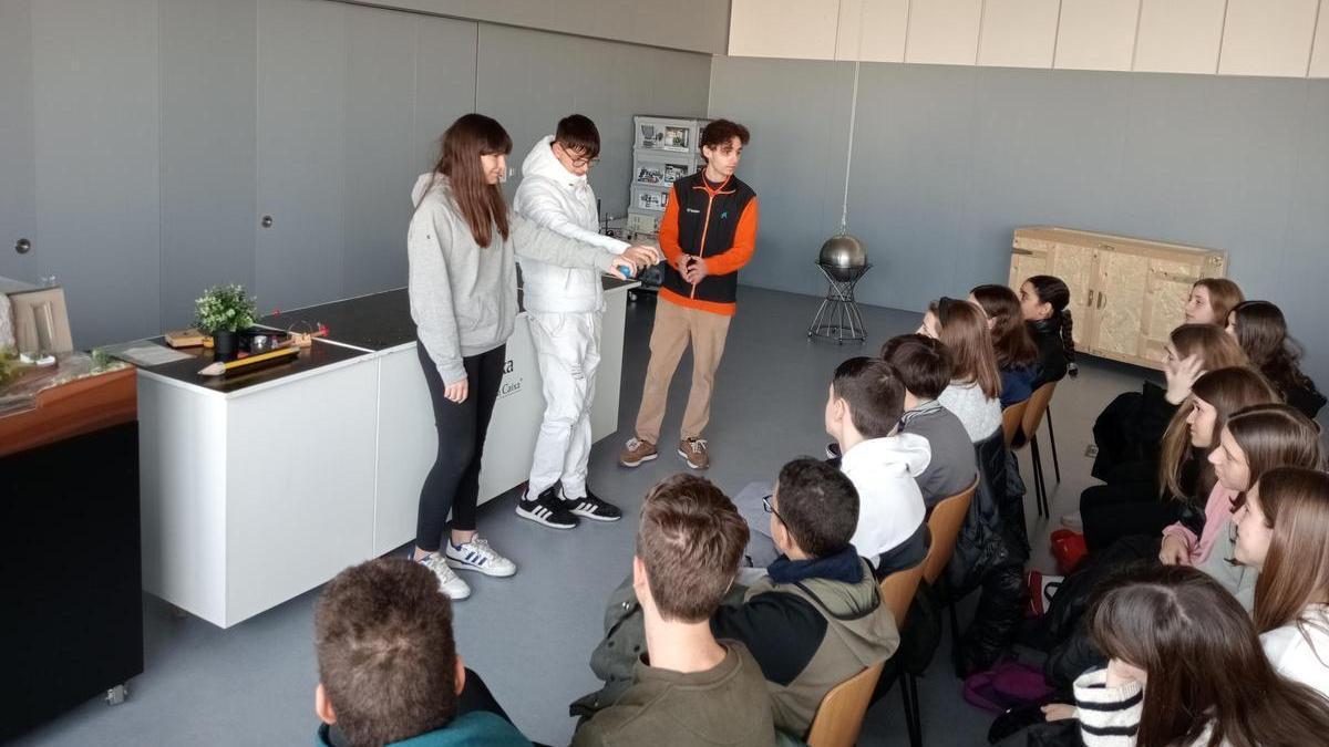 Los estudiantes del IES La Azucarera durante el taller de energía en Caixaforum.