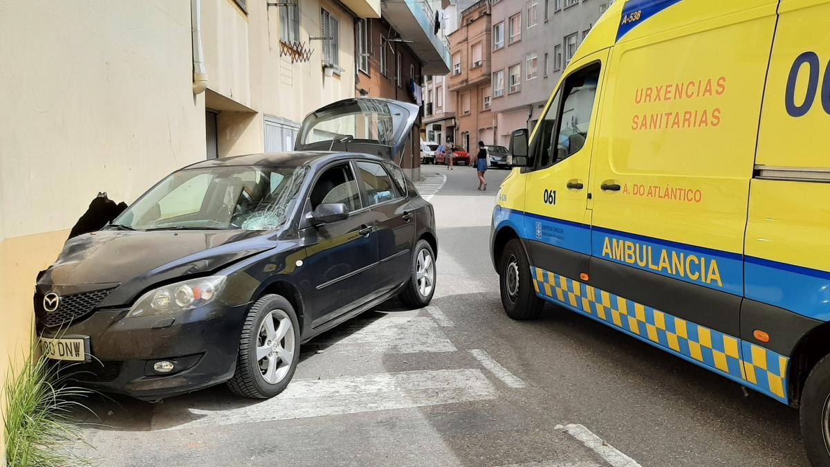 El coche arrolló a la mujer e impactó contra el muro de un edificio.