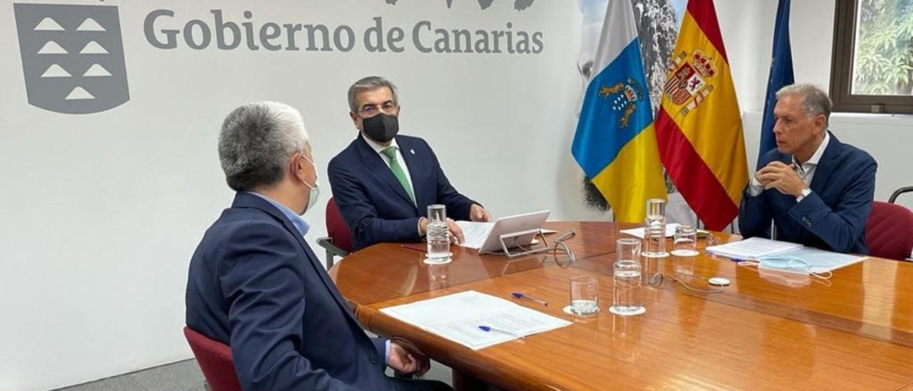 El vicepresidente del Gobierno de Canarias, Román Rodríguez, con el viceconsejero de Hacienda, Fermín Delgado, y el director del ISTAC, Gonzalo Rodríguez.