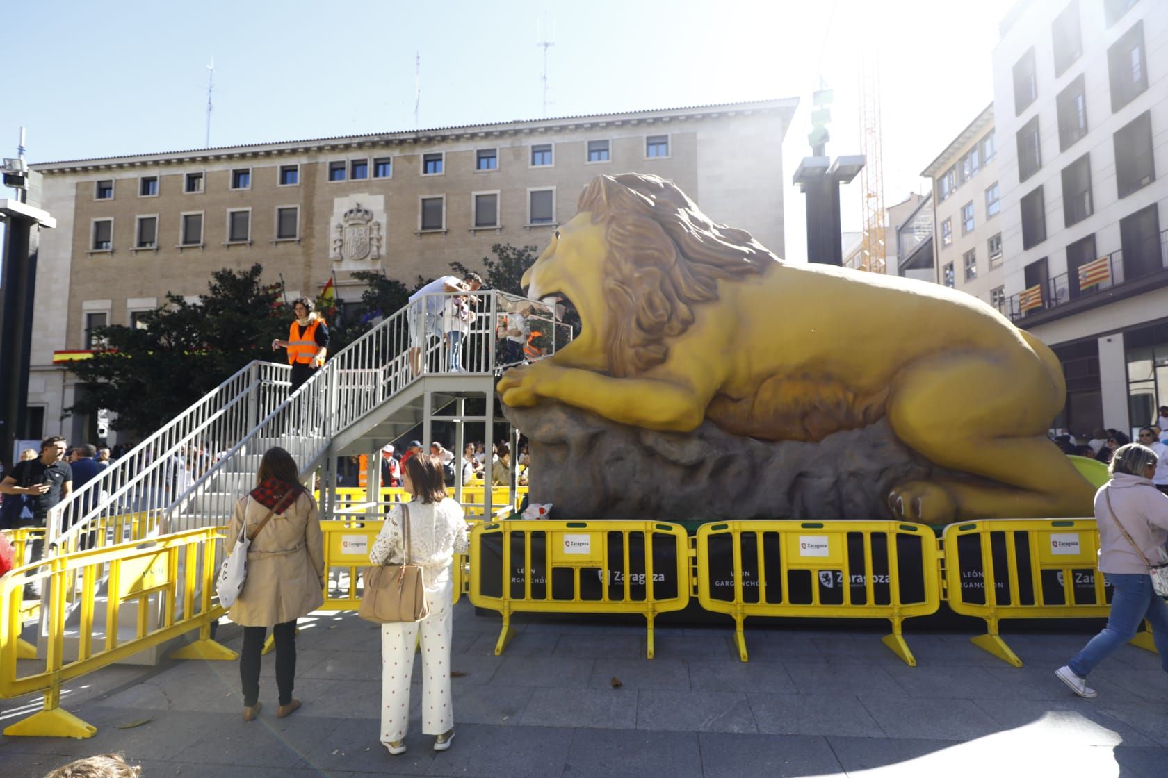 En imágenes | La comparsa de gigantes y cabezudos ilusionan a los más pequeños